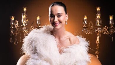 كايتي بيري تضيء جوائز "جوي" بمعطف تكنولوجي يجسد مستقبل الموضة - نساء من المغرب